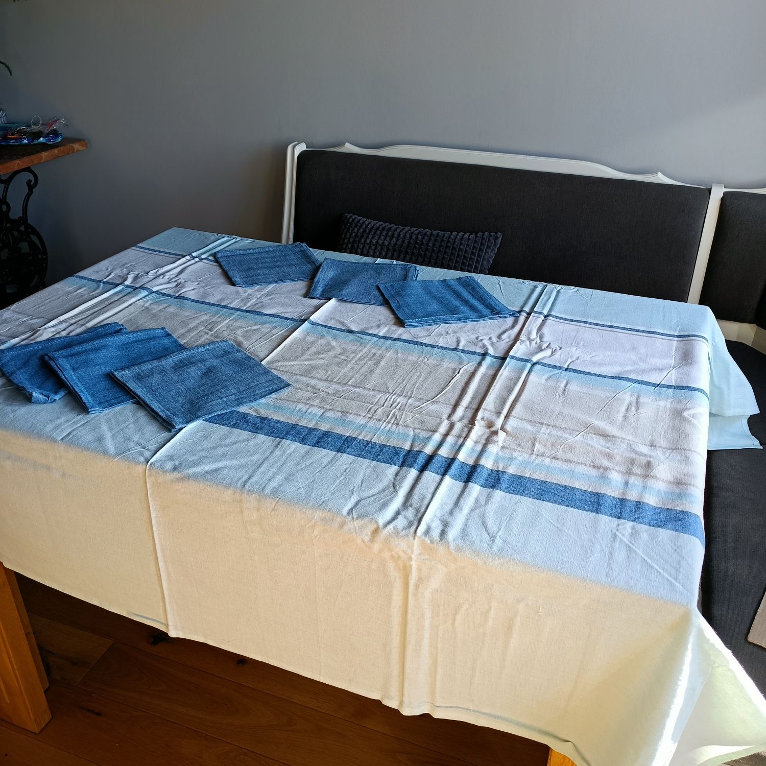 Obrus stołowy 140x180 cm z serwetkami
