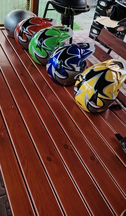 Kaski typu cross otwarte → sportowy look,  zaufanie, pudełko pokrowi