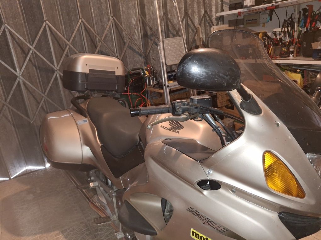 Honda deauville 650 cc 
A mota vem equipada com o r