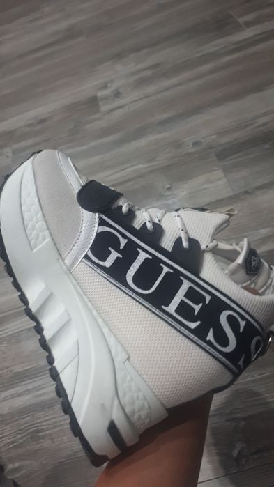 Sneakersy buty na koturnie Guess 35