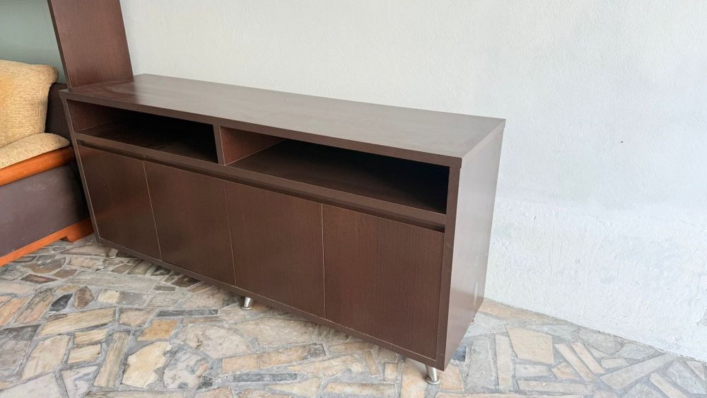 Armário com cristaleira sofá e frigorífico e um roupeiro antigo desmon