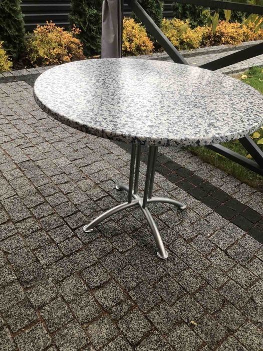 стіл в гарному стані