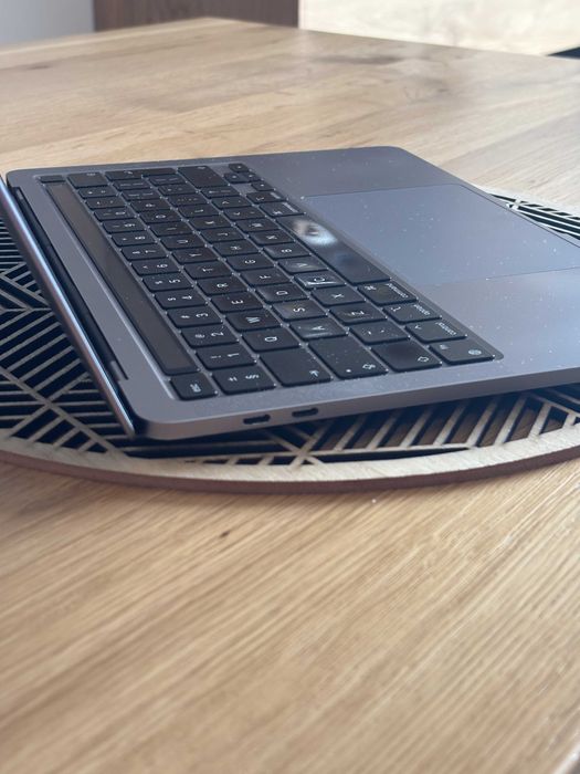 MacBook Pro 13″ M1, 16 GB RAM, 256 GB SSD – super stan