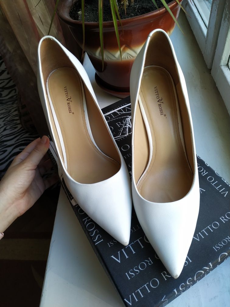 Класичні туфлі човники білого кольору Vitto Rossi