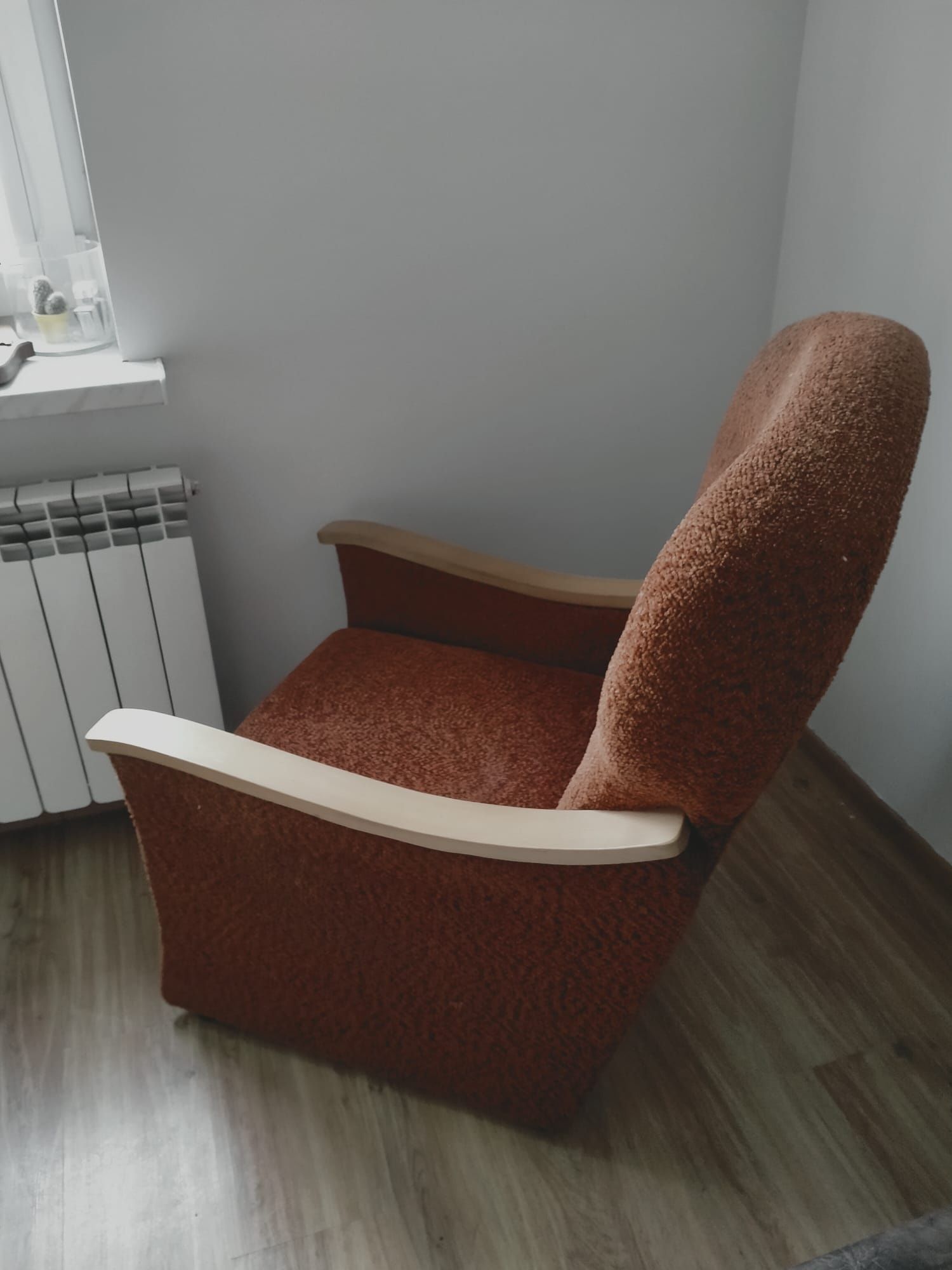Fotel brązowy z drewnianym elementem