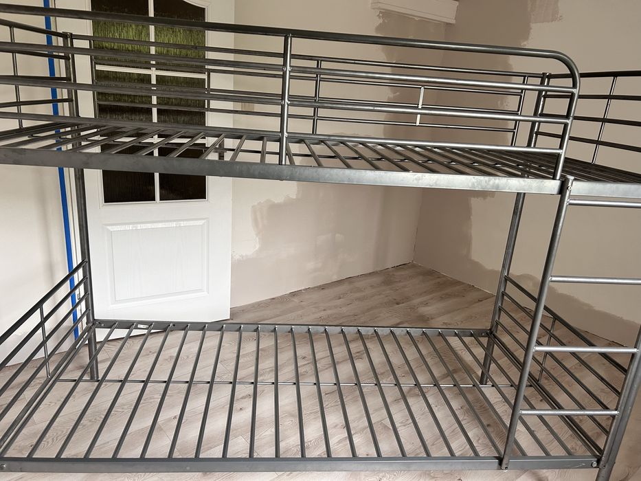 Łóżko piętrowe dla dzieci metalowe Ikea SVÄRTA