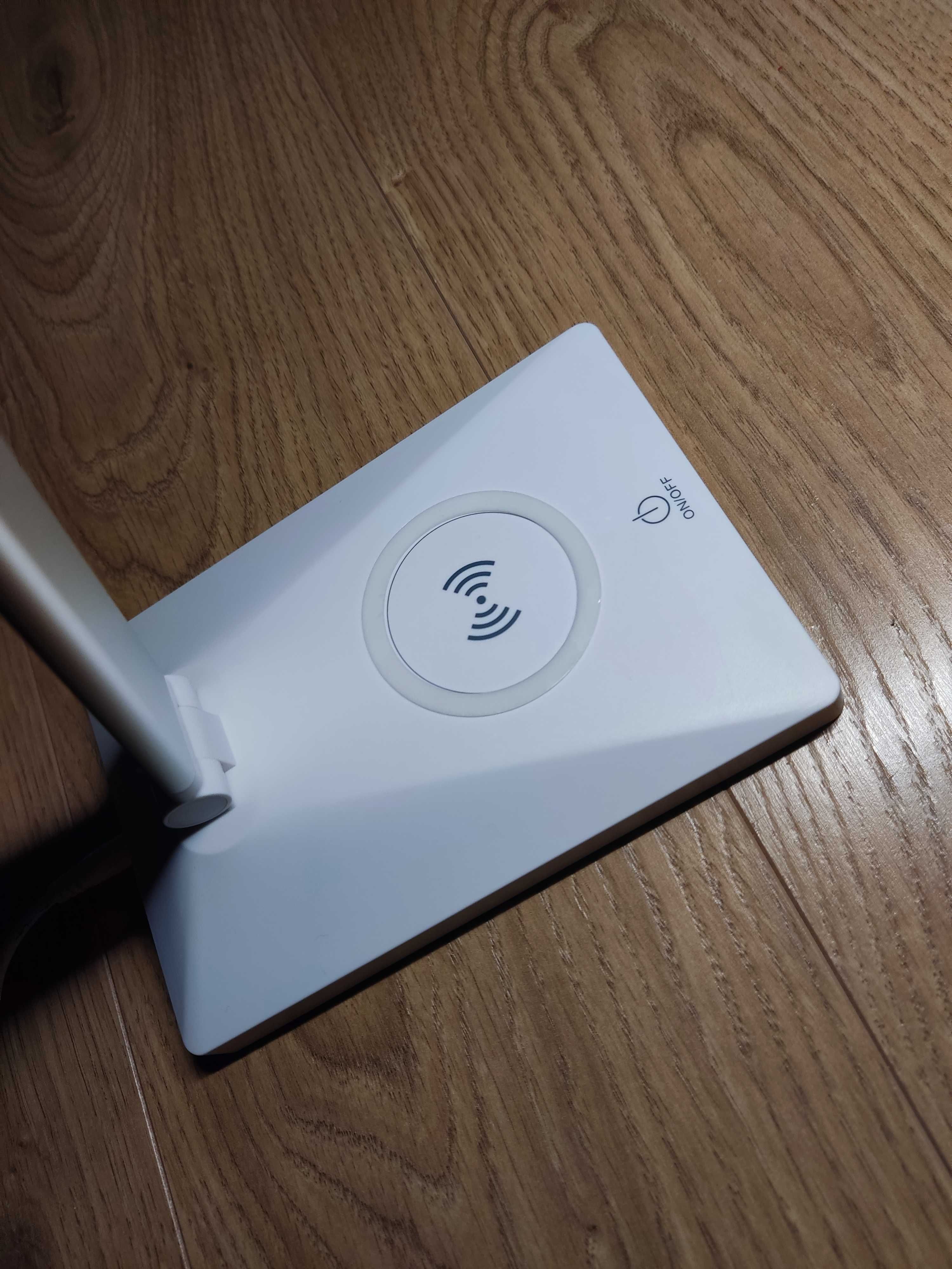 Lampka biurkowa LED z wbudowaną ładowarką bezprzewodową do smartfona