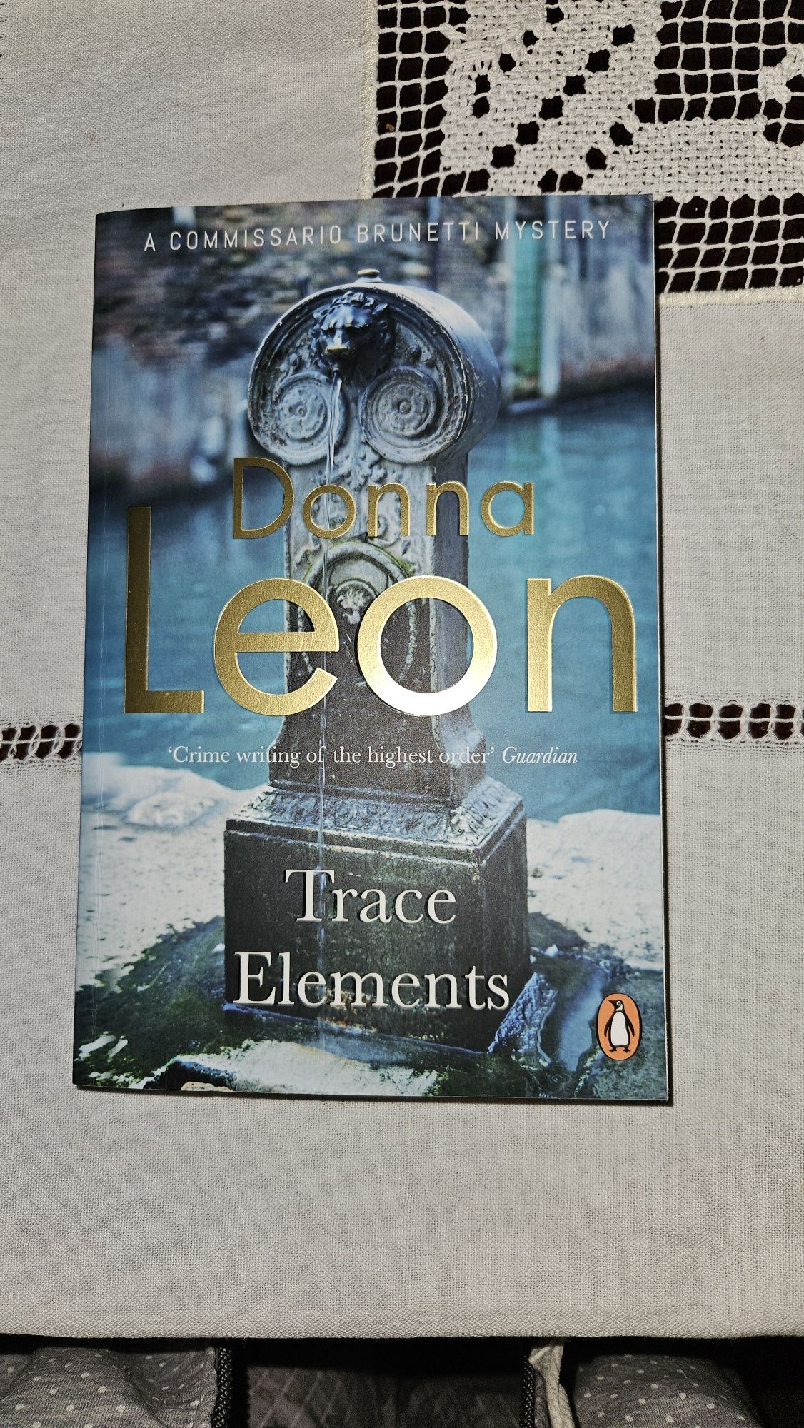 Donna Leon. Trace Elements. New!