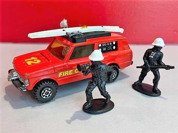 Matchbox King size Range rover fire control e 2 bombeiros