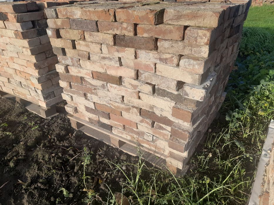 Cegła rozbiórkowa stara oczyszczona