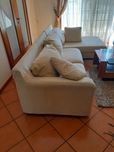 Sofá em tecido, interior de penas cor amarelo, muito espaçoso