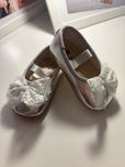 Srebrne baleriny niemowlęce z białą kolardą H&M r. 16/17
