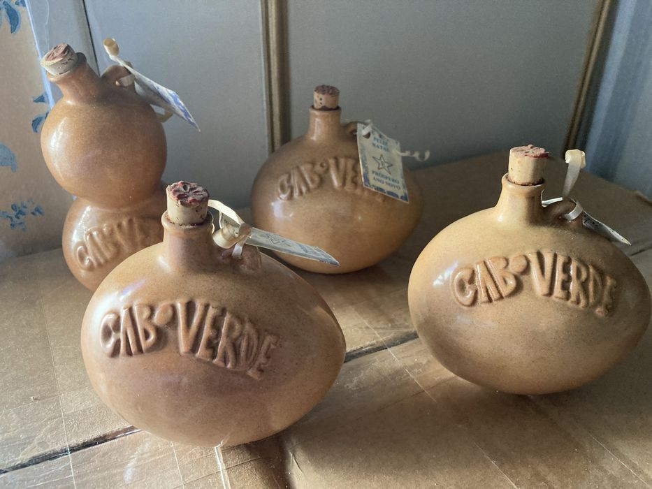 Várias peças de cerâmica de Cabo Verde