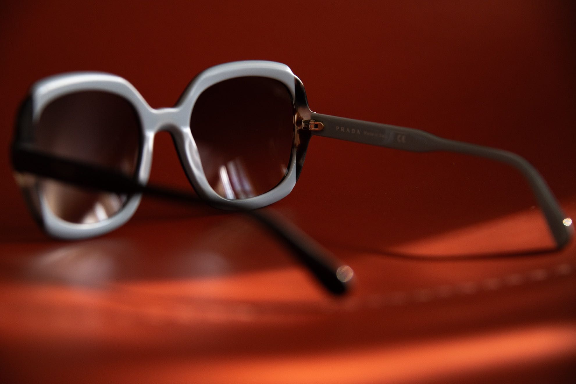 Okulary przeciwsłoneczne muchy Prada