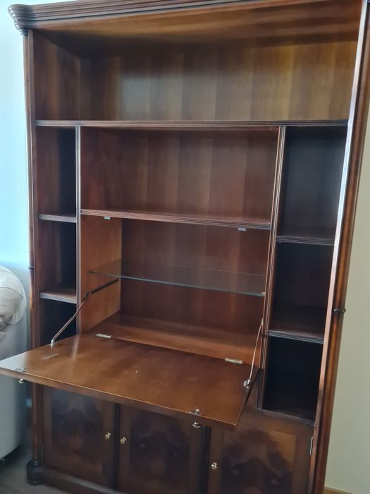 Móvel estilo neoclássico em cerejeira