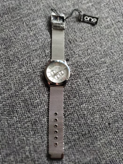 Nietuzinkowy zegarek One Watch.  Nowa bateria.