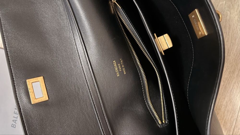 Чорна шкіряна сумка Balenciaga Medium 33 /23/12 см