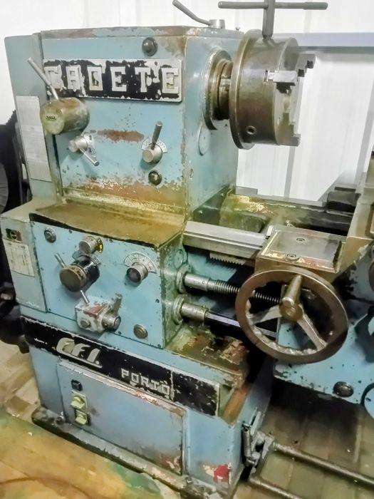 Torno mecânico EFI Cadete,  com 1500mm entre pontos.