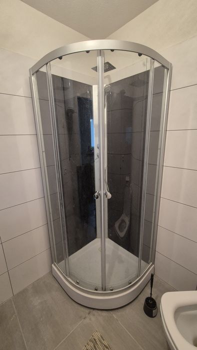 Kabina prysznicowa polokragla z brodzikiem