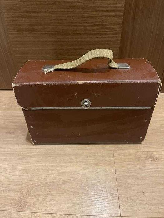 Іграшкова вінтажна швейна машинка