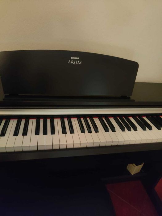 Piano Yamaha Arius YDP-135R c/ banco