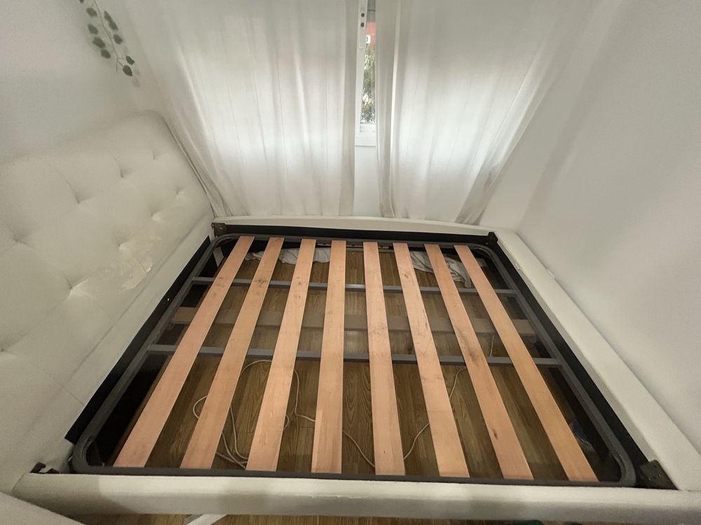 Cama com strado em boas condicoes