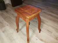 krzesełko taboret myśliwski z dębowego drewna ręcznie zdobione