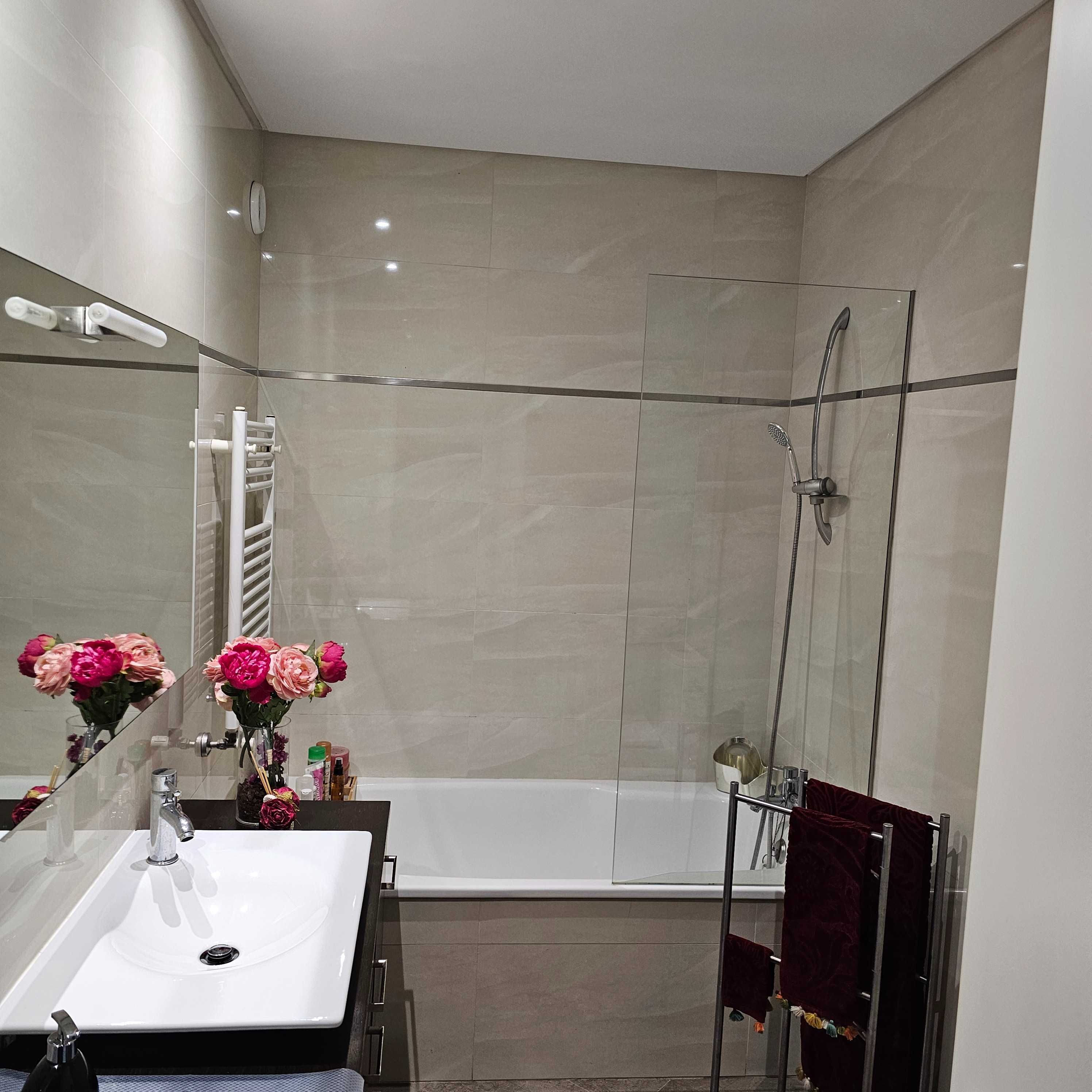 Aluga-se quarto com casa de banho privativa  e varanda . 395 euros