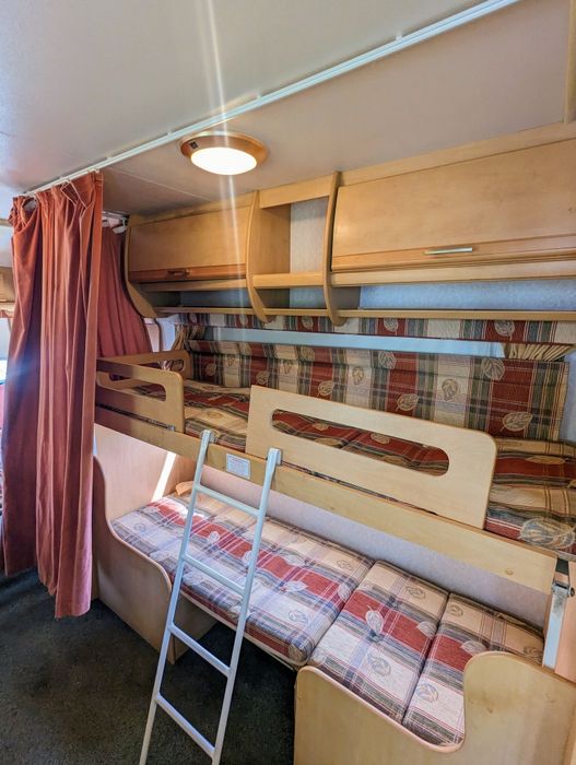 Caravana ,/ 4 pessoas/ impecável/ levo ao local