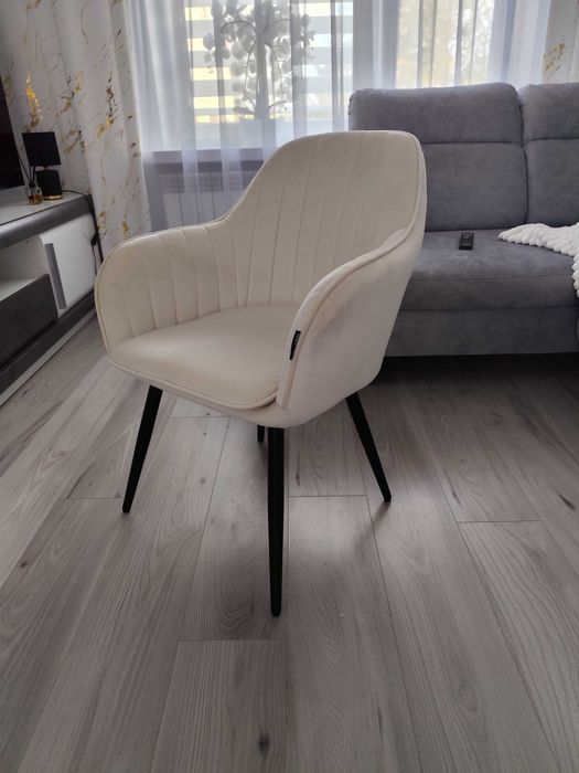 Sprzedam  nowe krzesła welurowe , kolor kremowy