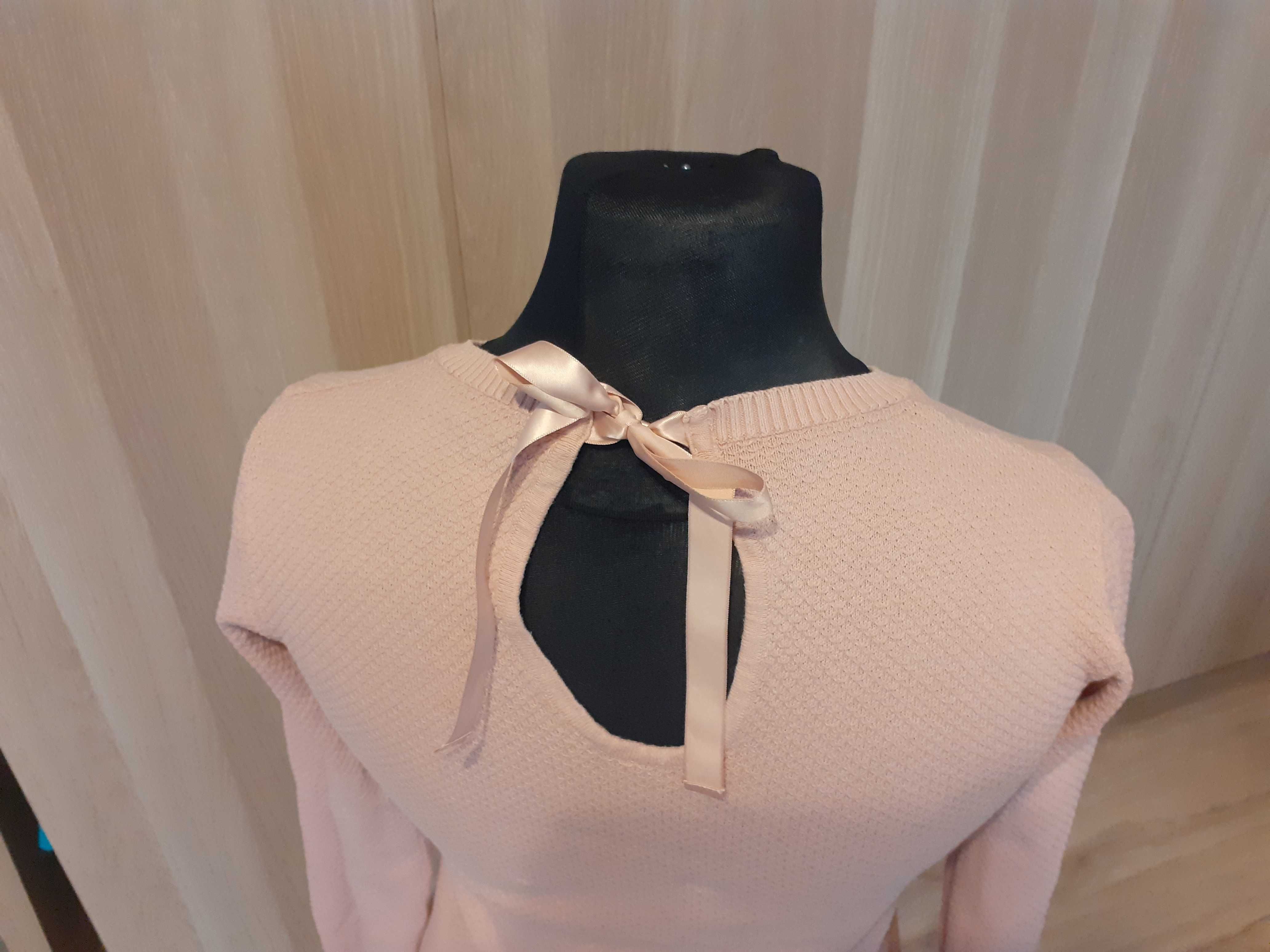 Różowy sweterek z wiązaniem na plecach