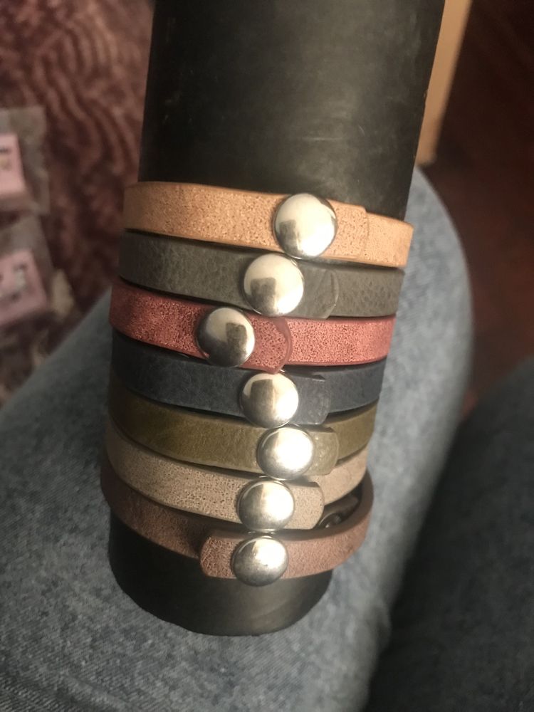 Pulseiras de couro com tachas, Novas