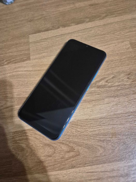 Niebieski smartfon Realme C25Y