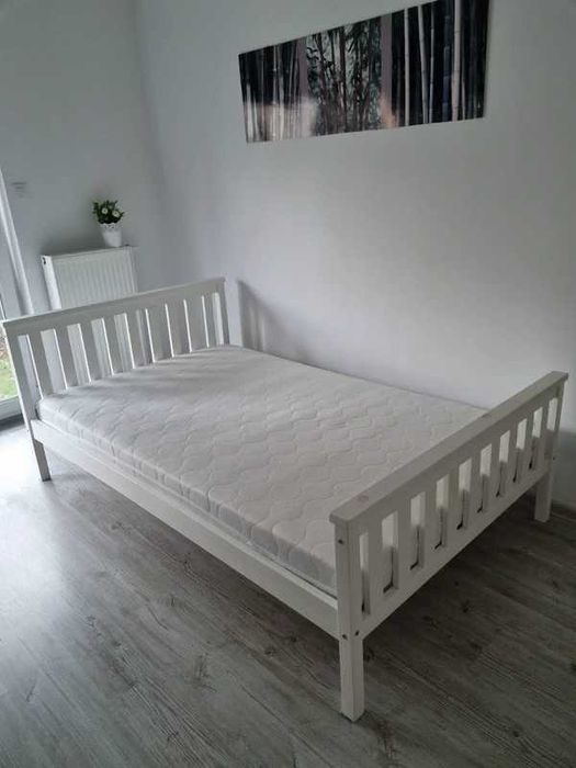 Łóżko drewniane, białe ze stelażem i materacem 120 cm x 200 cm