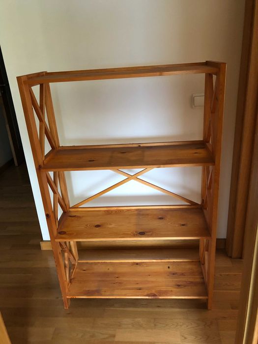 Móvel com prateleiras