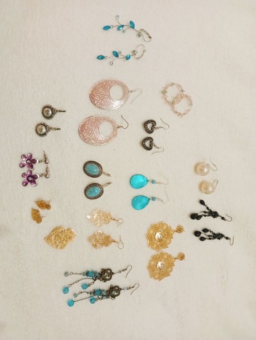 Pulseiras, brincos e colares Diversos preços