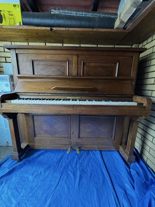 Antyczne drewniane pianino Rös & Voigt