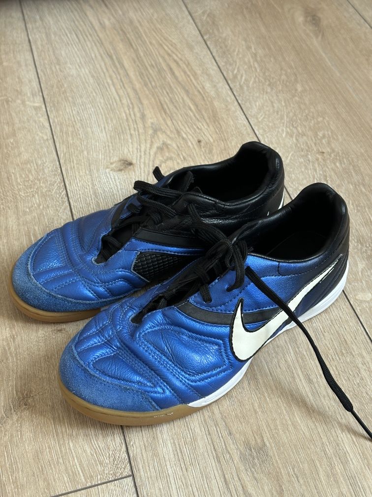 Buty halówki Nike chłopięce 35