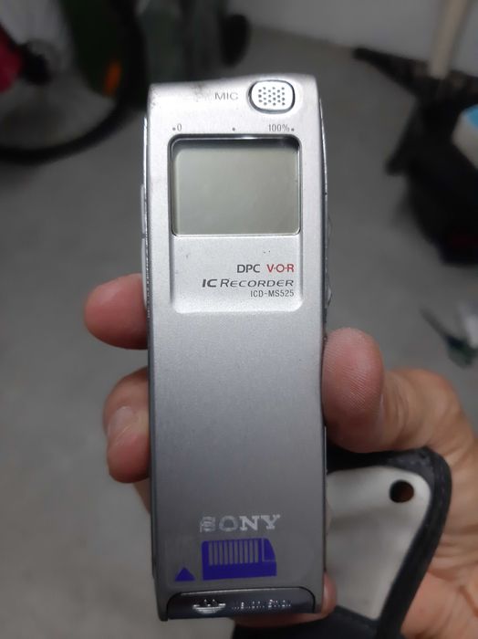 Aparelhos de som, tomtom, computador. Tudo antigo.