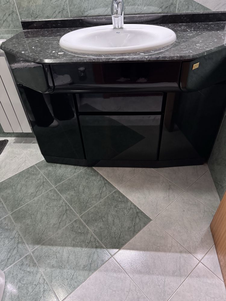 Móvel casa de banho preto da marca Roca
