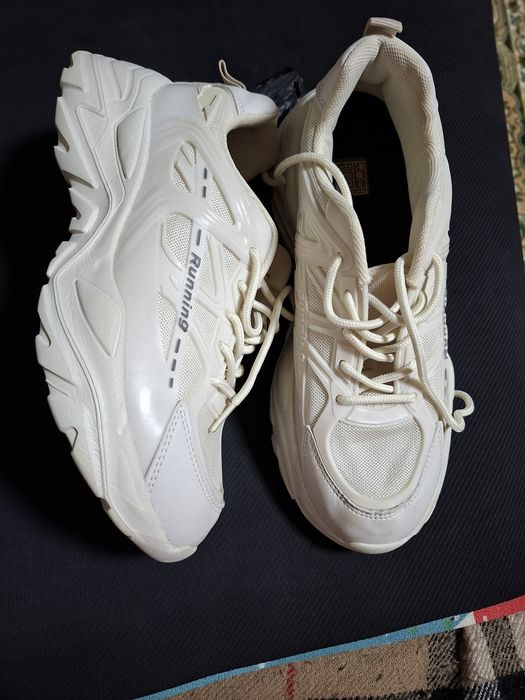 Кросівки нові розмір 39