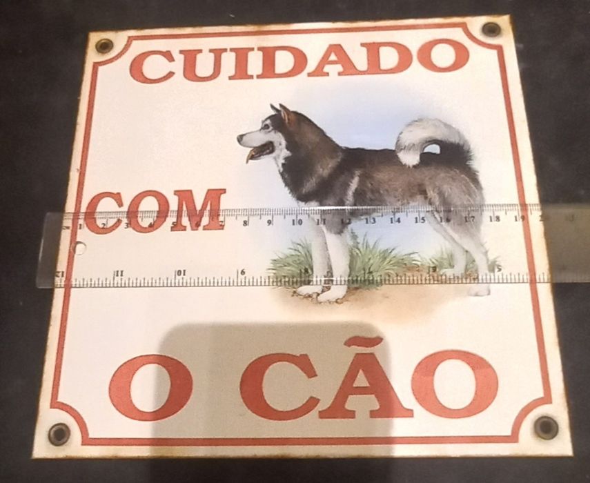 Placas em Esmalte," Cuidado com o Cão" e 82.
