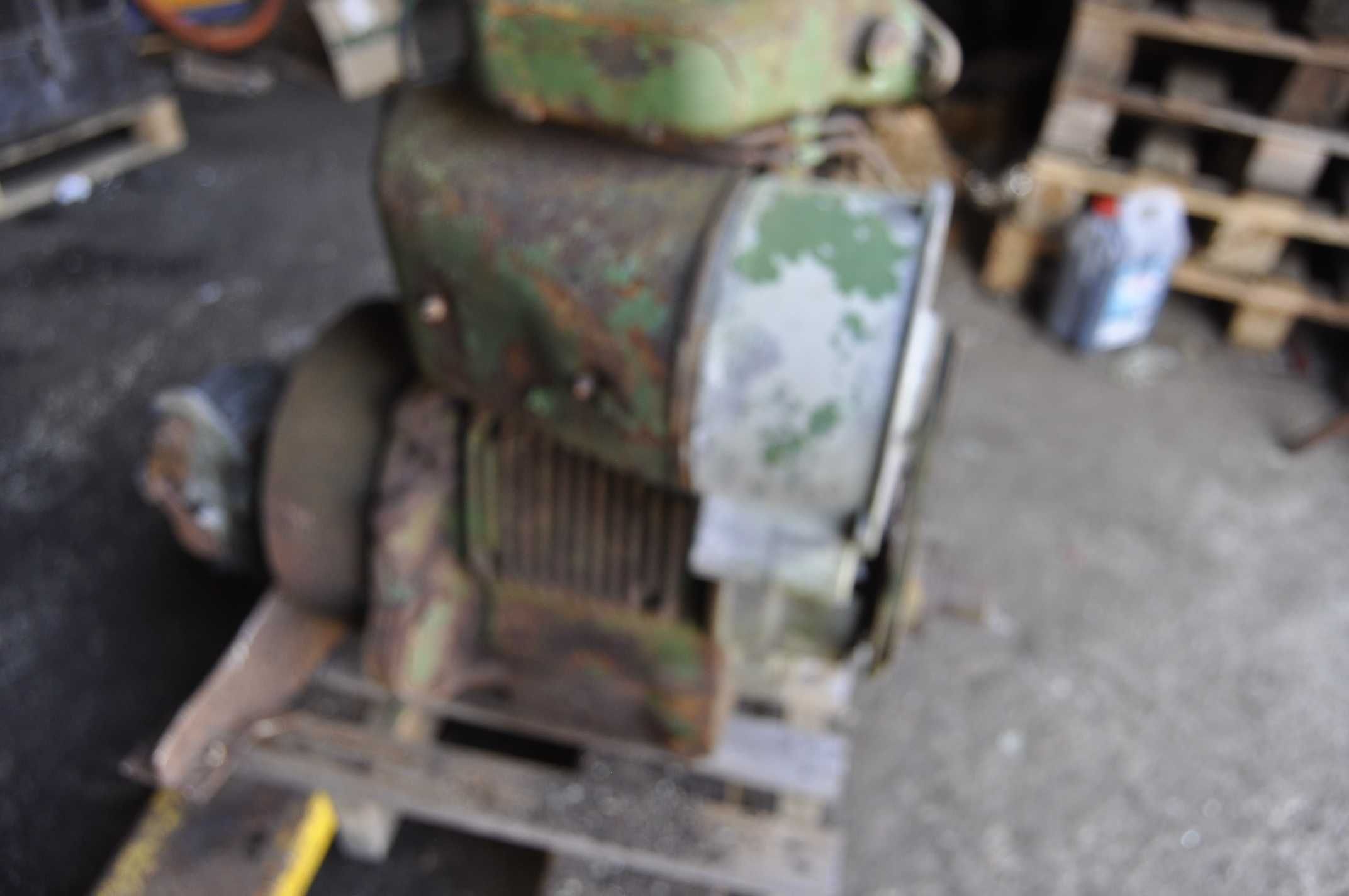 Stary silnik deutz 2 cylindry z przekładnią hBW 10-2R z łódki