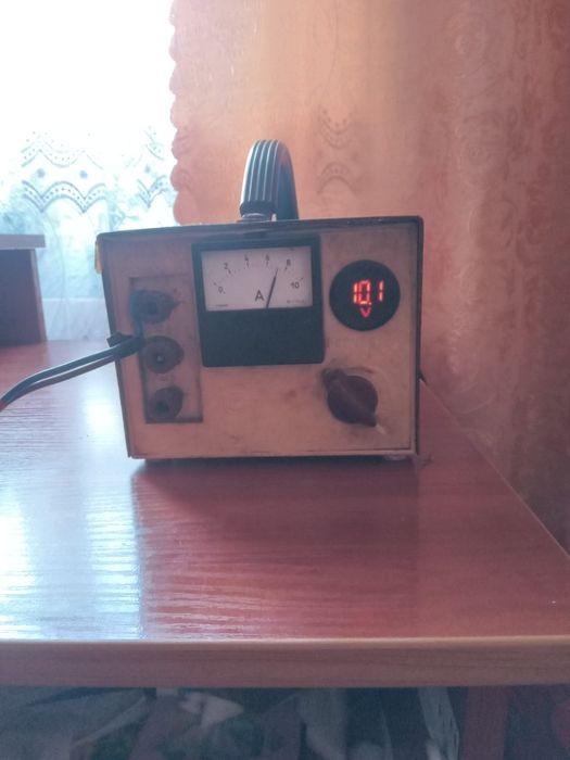 Зарядний пристрій