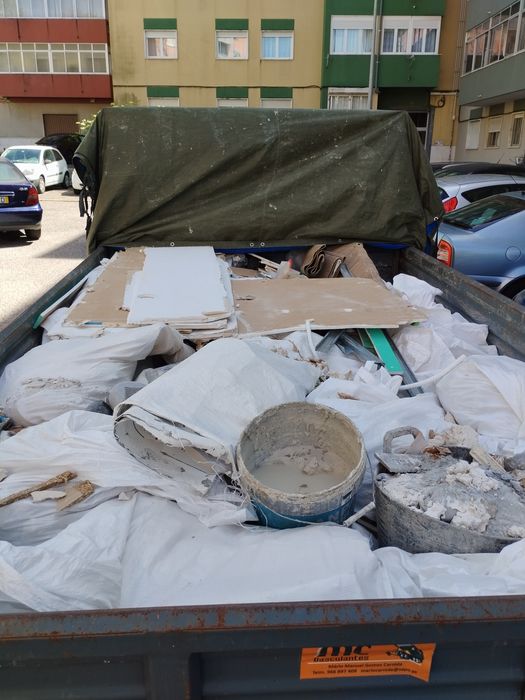 Recolha de entulhos, mudanças e transportes de mercadorias.