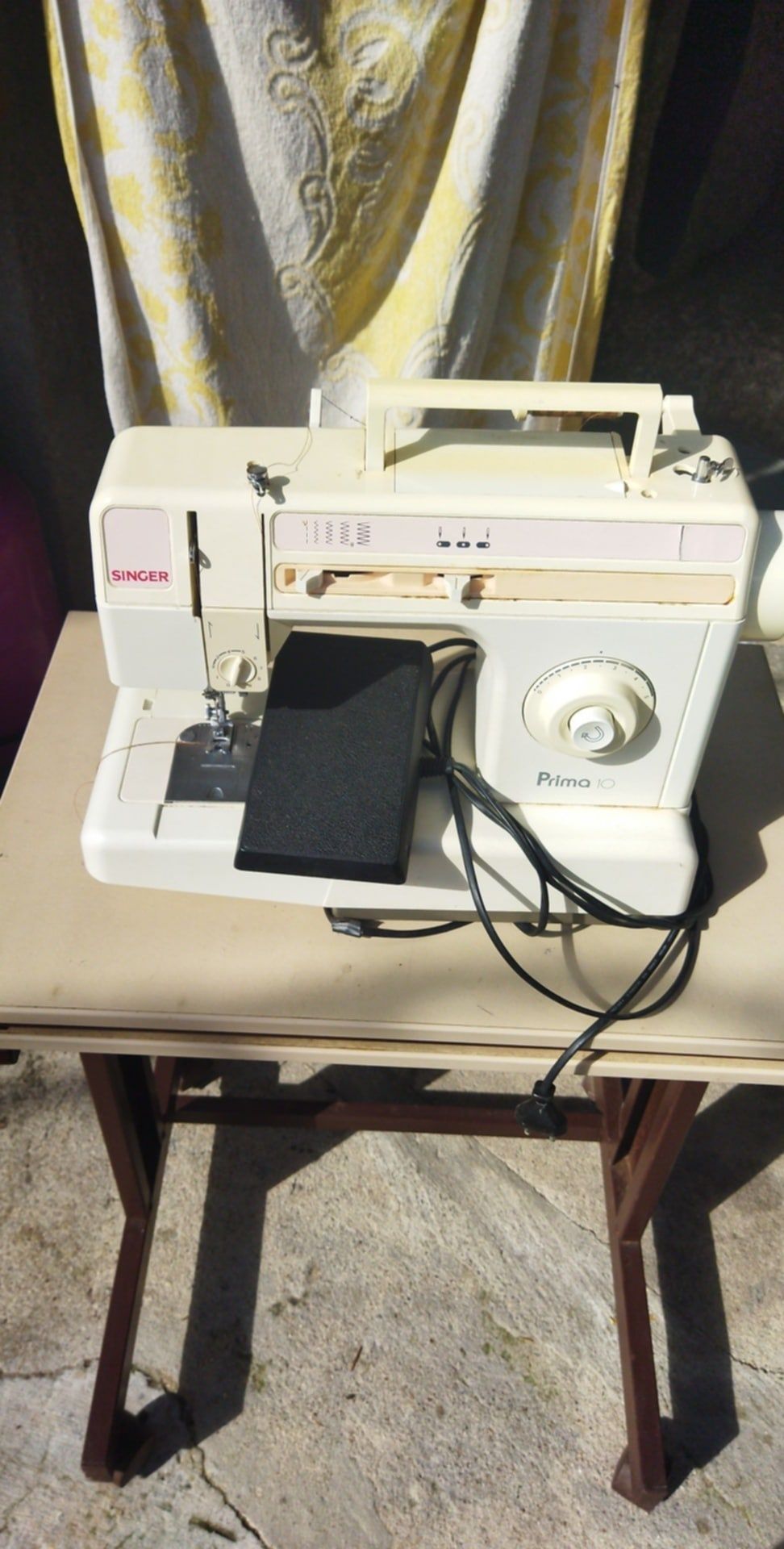 Maquina de costura da Singer, com mesa