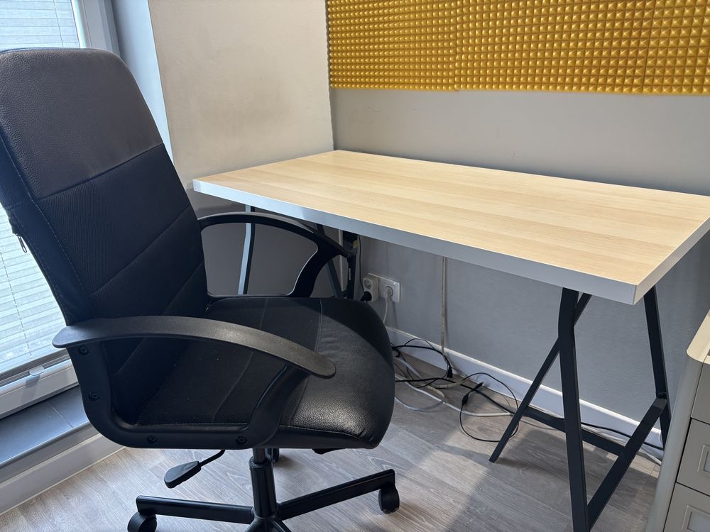 Krzeslo biurkowe i biurko ikea