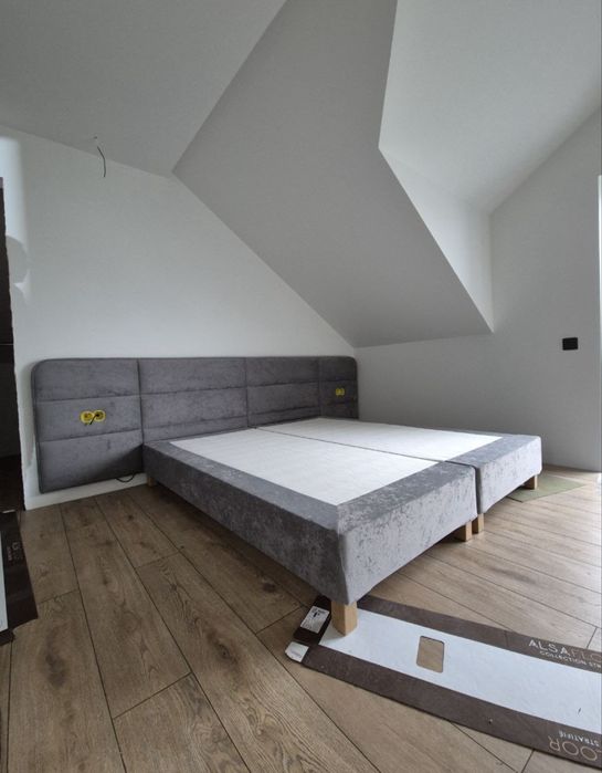 М’яке ліжко з великою спинкою та розетками під замовлення