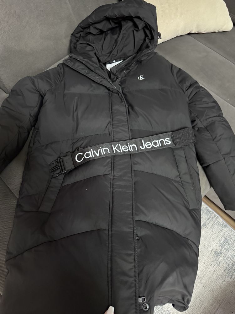 Calvin klein срочно продам пуховик