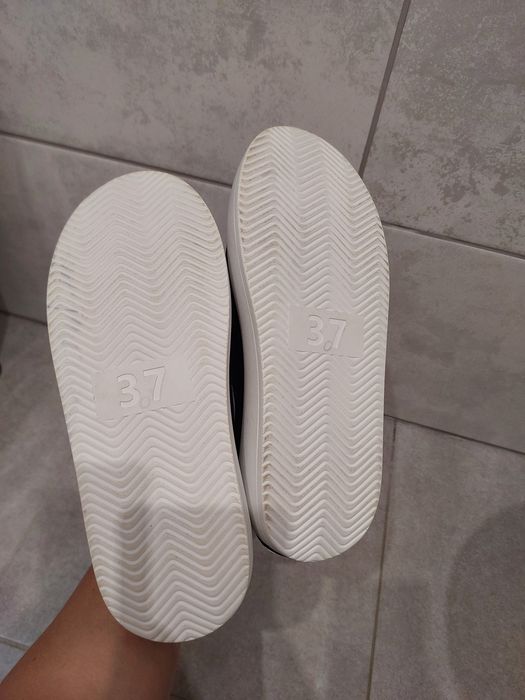Білі шкіряні кеди